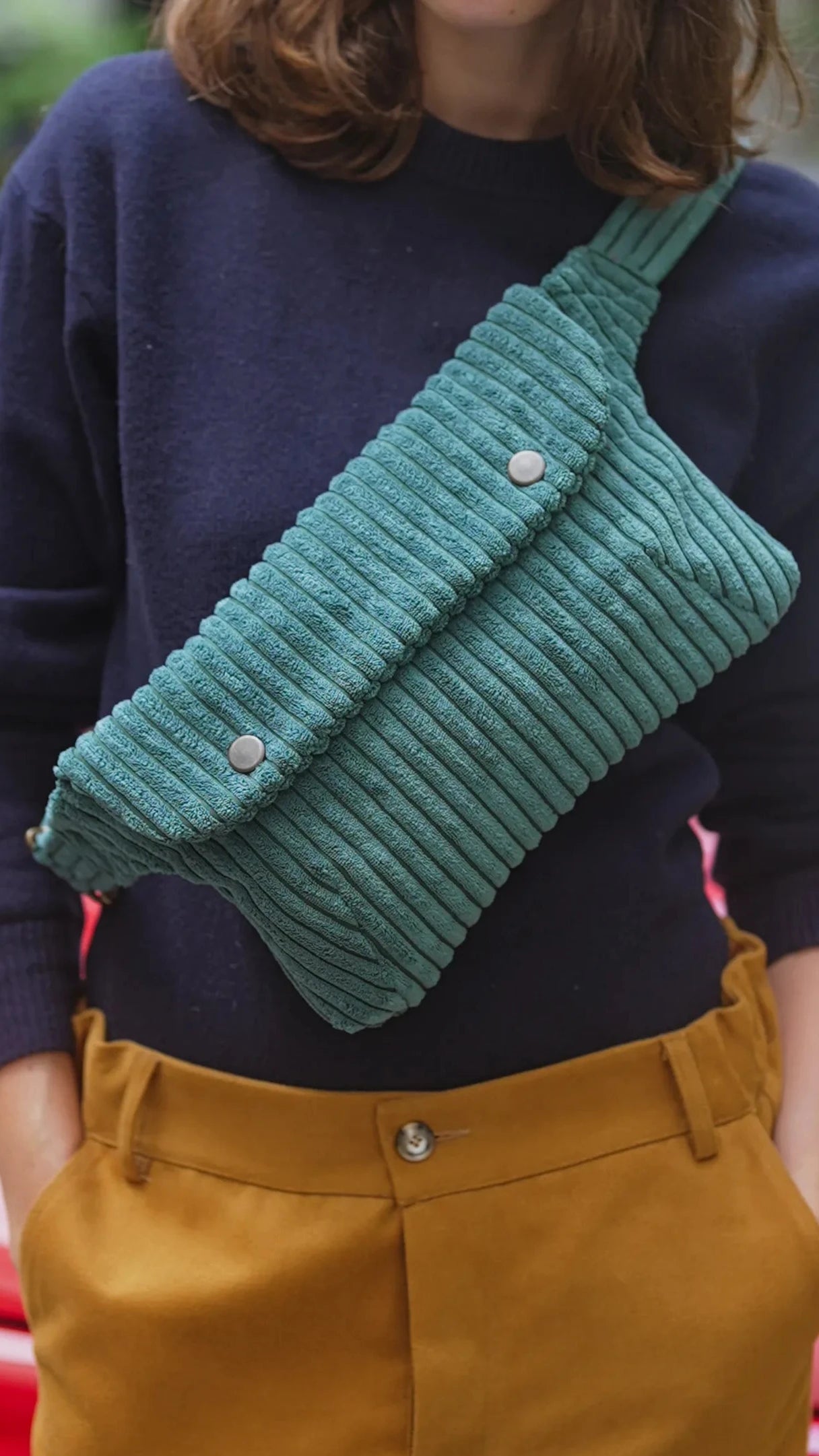 Riñonera de pana verde oscuro para mujer