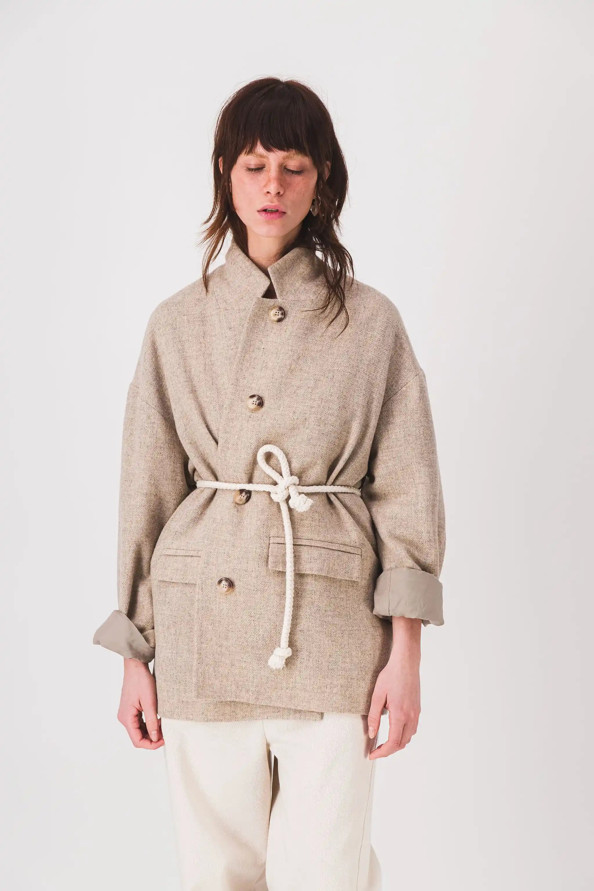 chaqueta recta de lana beige, chaqueta donita, pe25